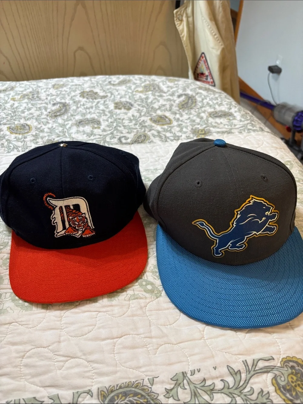 Set of two 1 Detroit Tigers adults baseball caps logo 7 . NFL Detroit Lions.